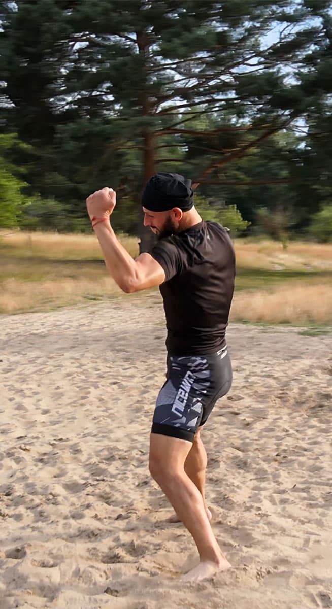 Anastasios Tzelepis beim Personal Coaching – Bewegung, Fokus und mentale Stärke in freier Natur. Ausdruck von Disziplin, Energie und innerer Klarheit.